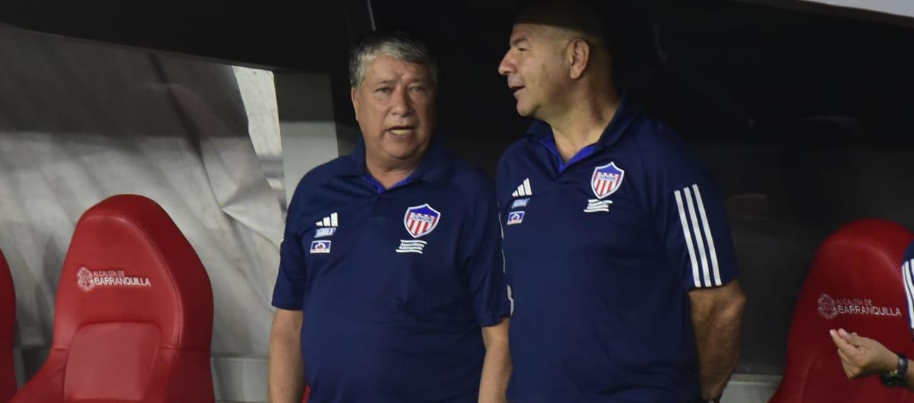 Hernán Darío Gómez con su asistente técnico Édgar 'Panzer' Carvajal. 
