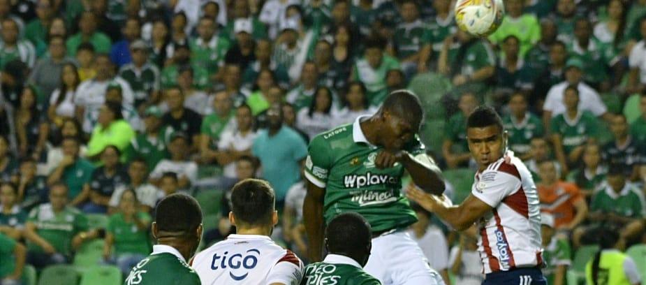 Ataque aéreo del Deportivo Cali a través de Germán Mera. 