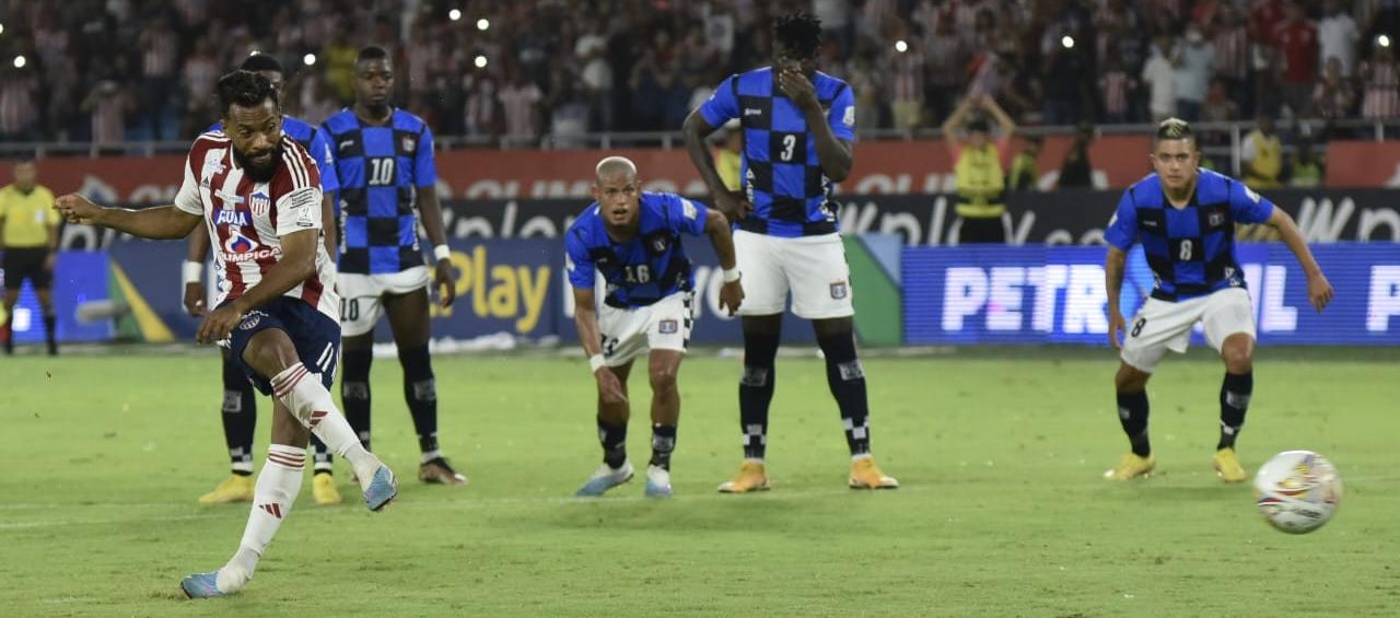 'Cariaco' González marcó, desde el punto penal, el gol del empate del Junior.