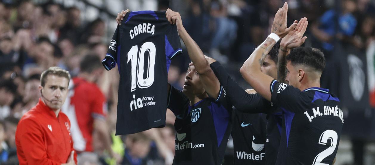 Nahuel Molina sostiene la camiseta de Ángel Correa, en homenaje a su madre fallecida.