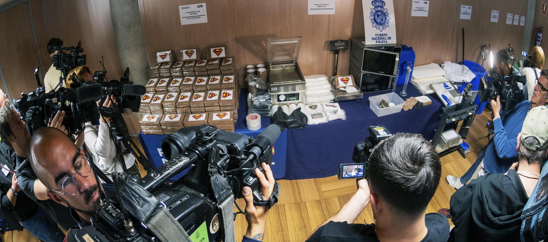  La Policía Nacional y la Policía Judiciaria de Portugal mostraron parte del material hallado en el laboratorio de Pontevedra