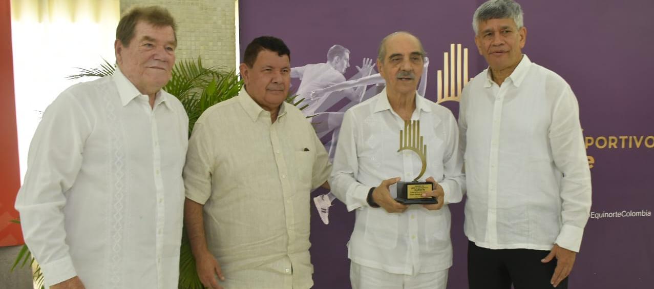 Helmut Bellingrodt, Guillermo Cepeda, Efraín Peñate y Estewil Quesada durante la entrega de los premios.