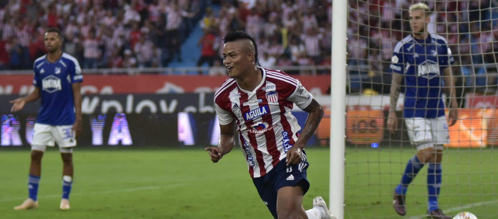 Luis 'Chino' Sandoval, celebra el gol de cabeza