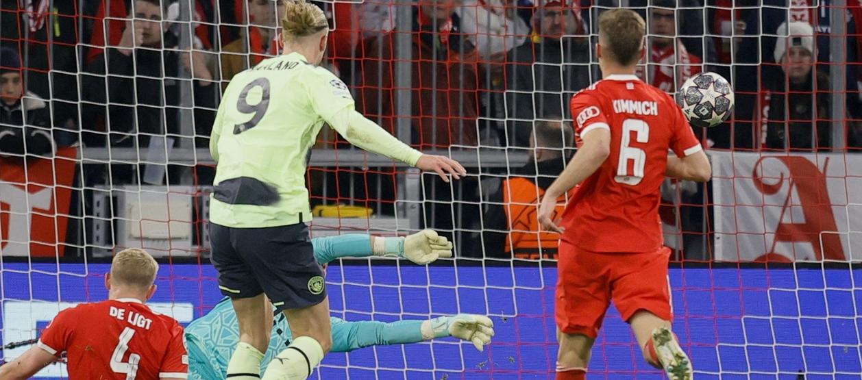 Erling Haaland botó un penalti y luego marcó este gol que puso en ventaja al Manchester City.