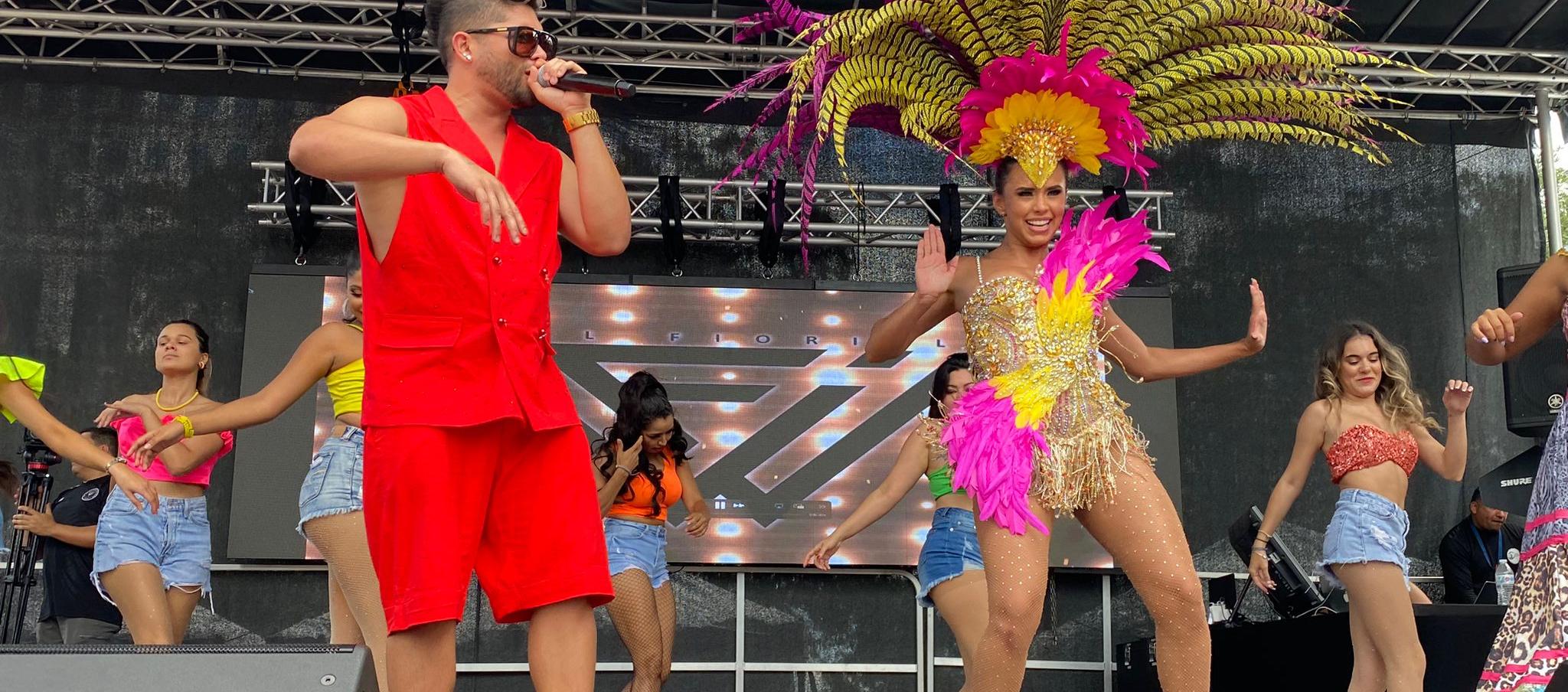 Natalia de Castro bailó al ritmo de El sabor de Will Fiorillo en la tarima de la Gran Parada del Carnaval de Miami