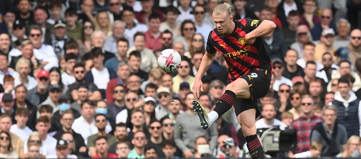 Haaland, de pena máxima, abrió la cuenta para el City ante el Fulham. 