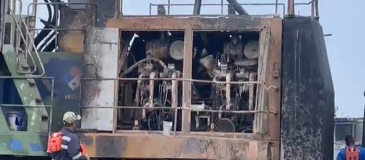 La barcaza "Leila" en donde se presentó el incendio este lunes