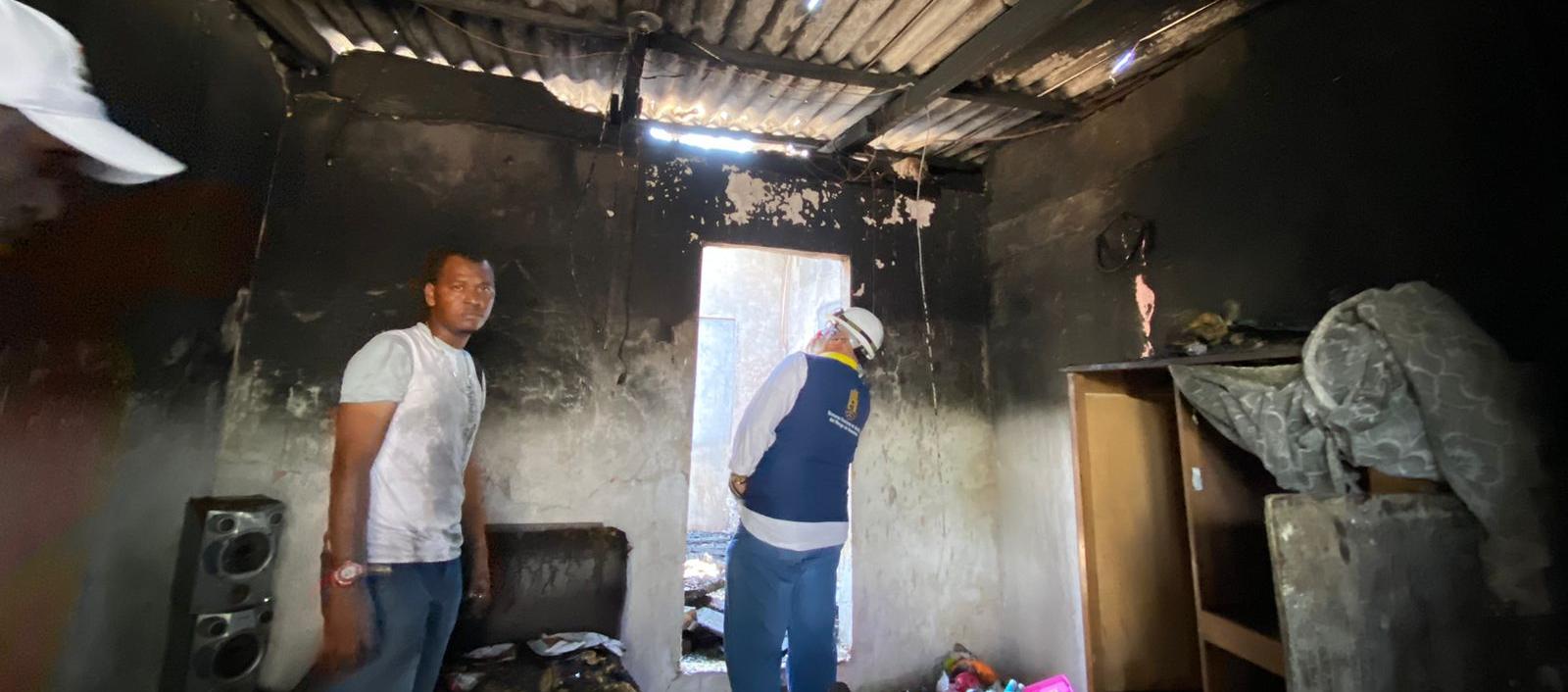 Personal de la Oficina Asesora para la Gestión del Riesgo de Desastres revisa el estado en que quedaron los 4 apartamentos.