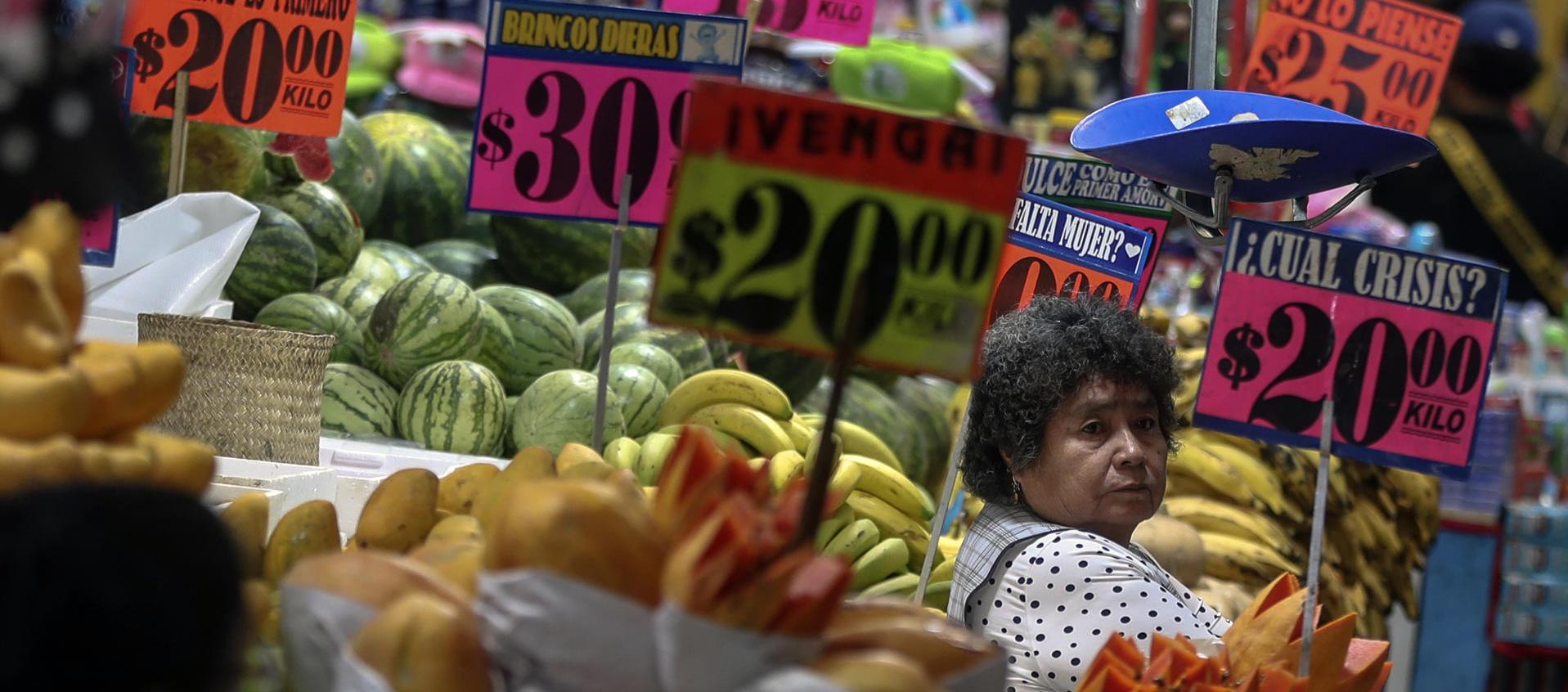 Comerciantes ofrecen productos en el Mercado de Jamaica, Ciudad de México