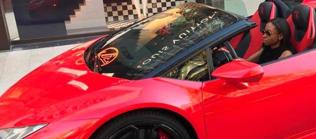 Jenny Ambuila a bordo de uno de sus lujosos automóviles.