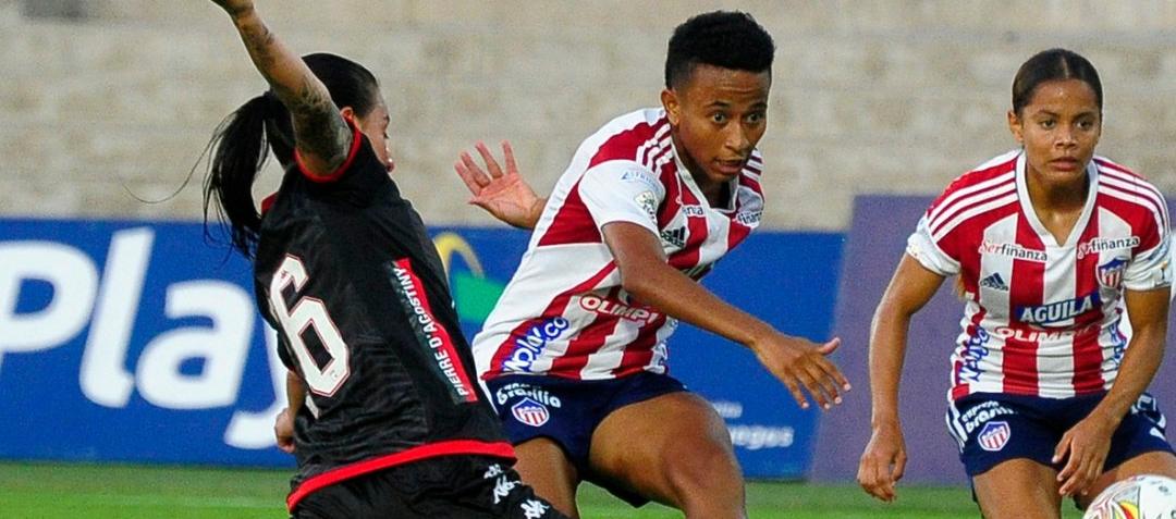 Karina Valencia marcó el gol del empate para las Tiburonas. 