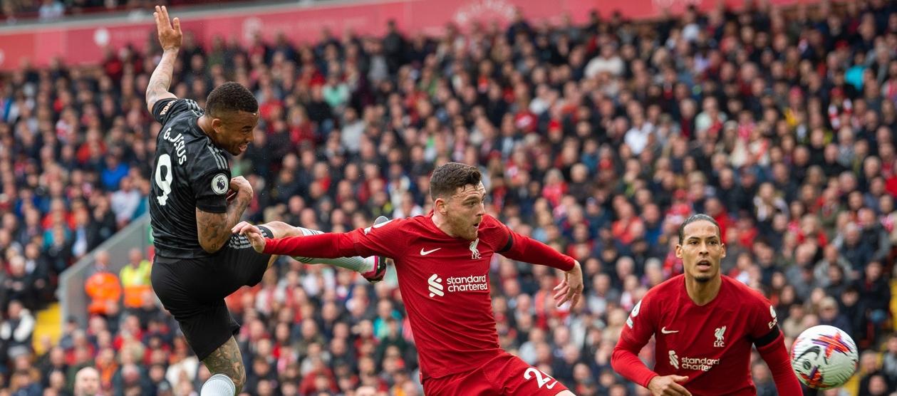 El brasileño Gabriel Jesús, de cabeza, marcó el segundo gol del Arsenal.