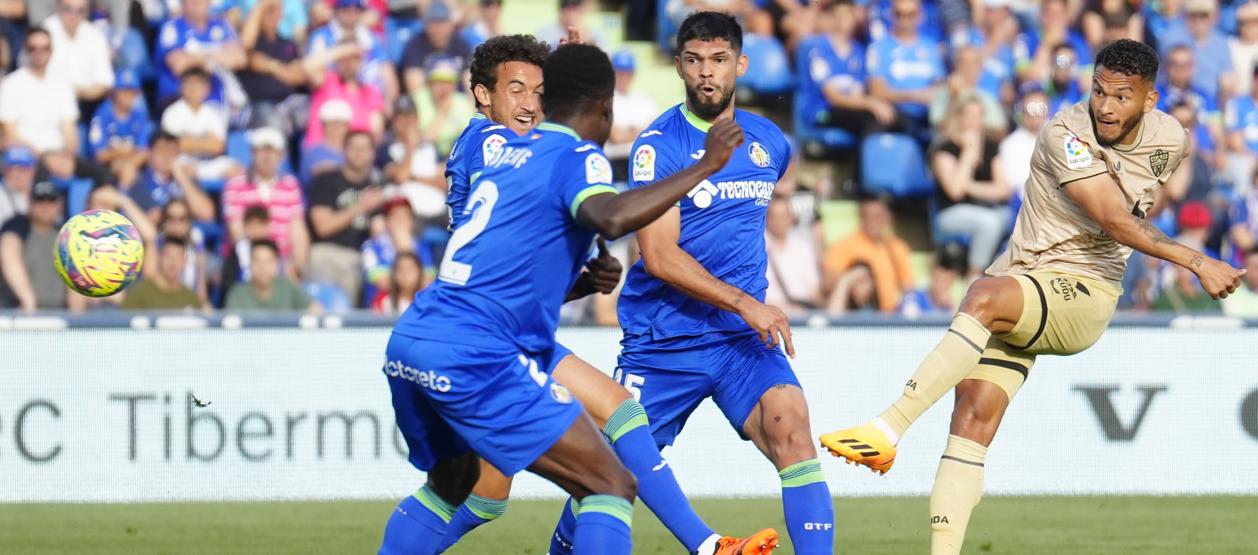 Luis Suárez marcó el segundo del Almería y de su cuenta personal con este zurdazo.