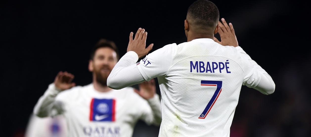Kylian Mbappé y Lionel Messi festejan durante el partido contra el Angers.