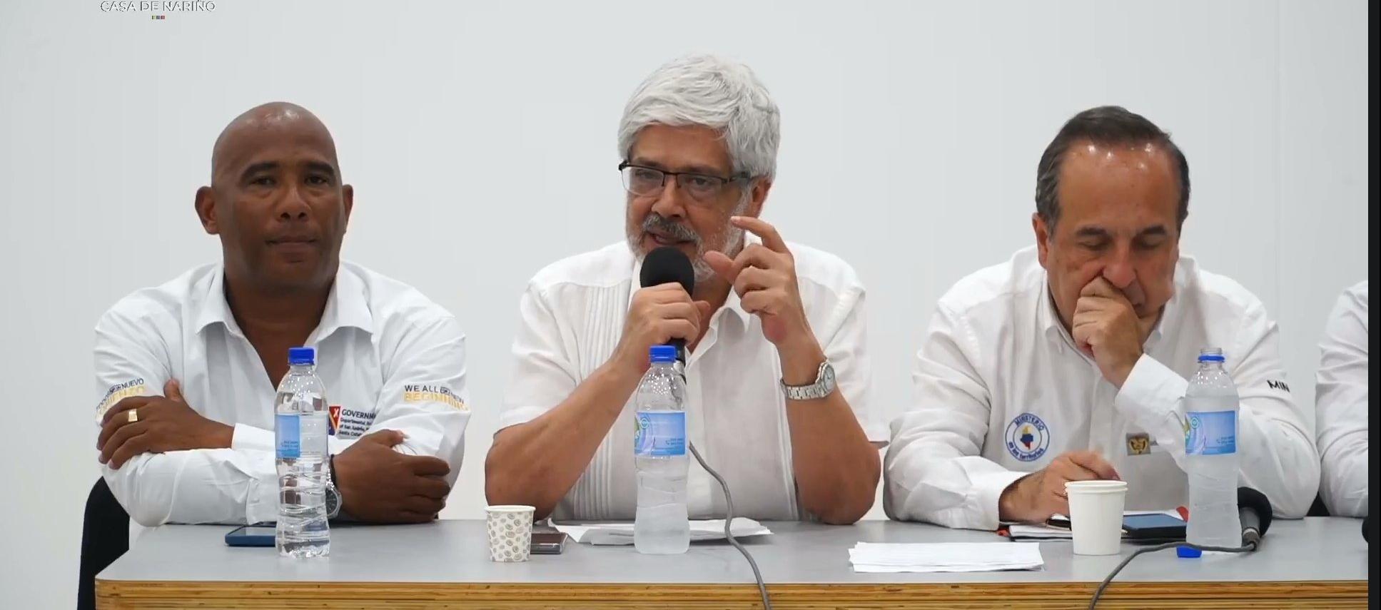 El Ministro de Comercio, Germán Umaña, y el Ministro de Transporte, Guillermo Reyes, junto al gobernador de San Andrés, Everth Hawkins Sjogreen