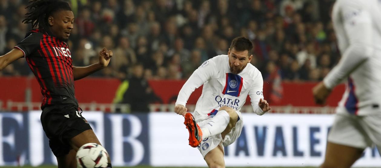Lionel Messi, autor del primer gol del PSG, remata al arco del Niza. 