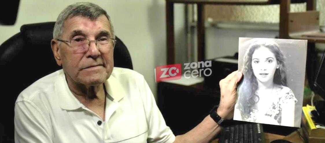 Martín Mestre con una foto de su hija asesinada el 1 de enero de 1994.