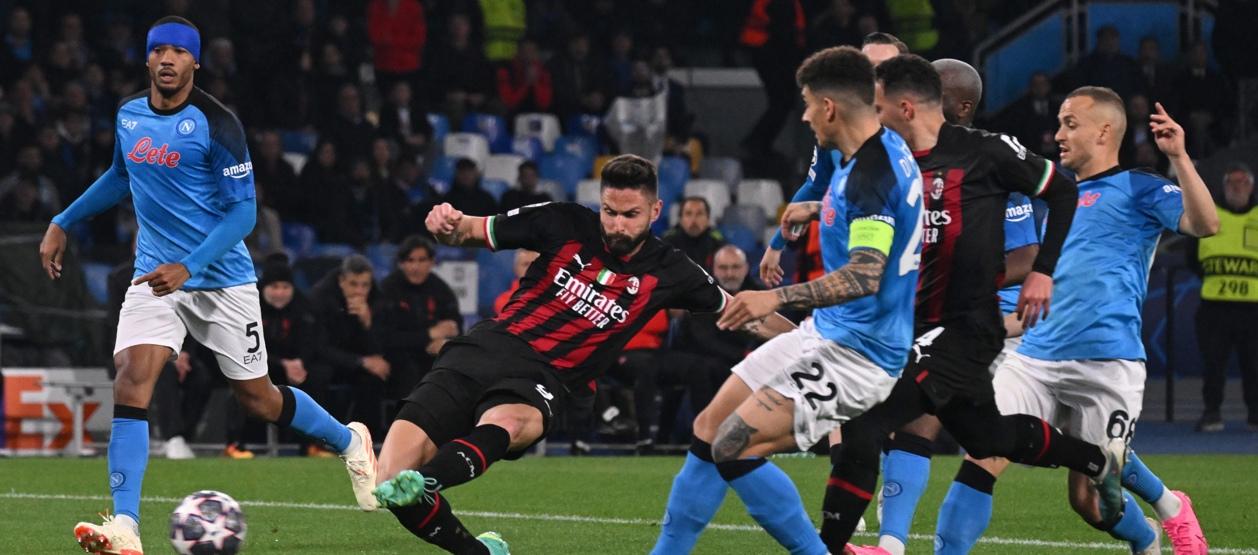 Olivier Giroud marcó en esta acción el gol que puso en ventaja al Milan.