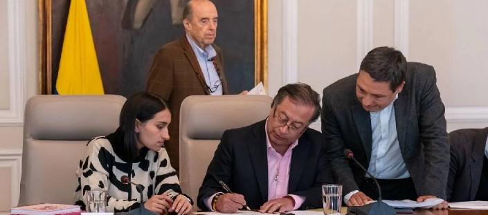 El Presidente Petro en una foto de archivo con Mauricio Lizcano, nuevo Ministro de las TIC, el canciller Álvaro Leyva, y la jefe de despacho, Laura Sarabia, que siguen en los cargos.