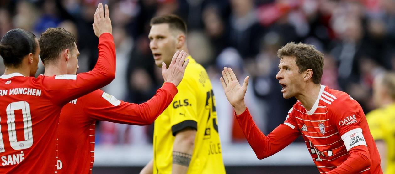 Thomas Müller (derecha) marcó un doblete para el Bayern Múnich.