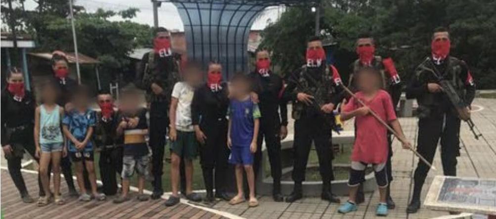 Los menores junto a los guerrilleros del ELN
