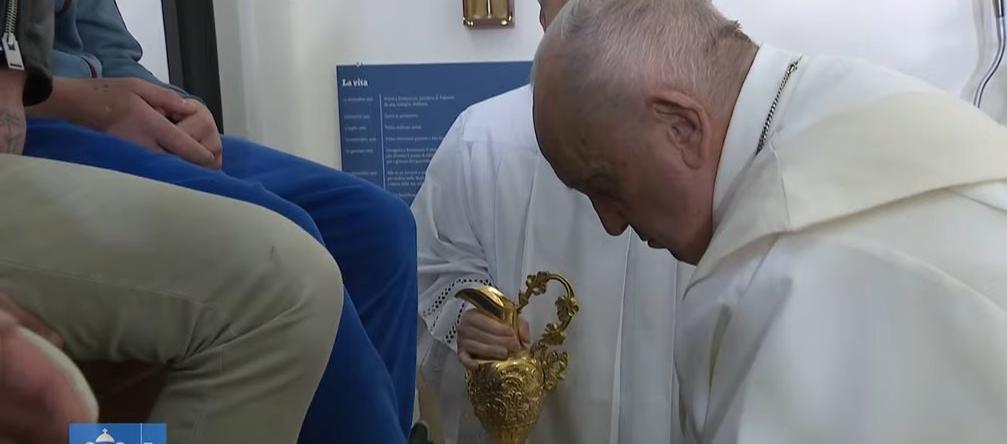 El Papa en el lavatorio de pies en la Casa del Marmo en Roma.