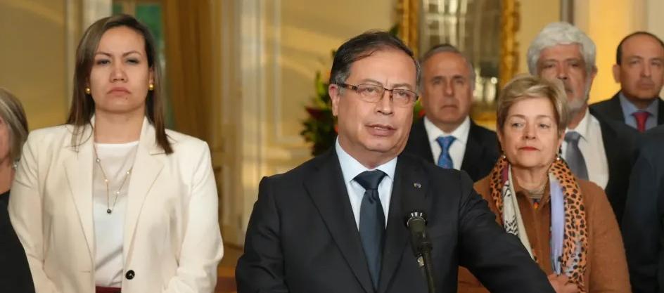 Presidente Petro y a su derecha, la ministra de Salud Carolina Corcho Mejía.