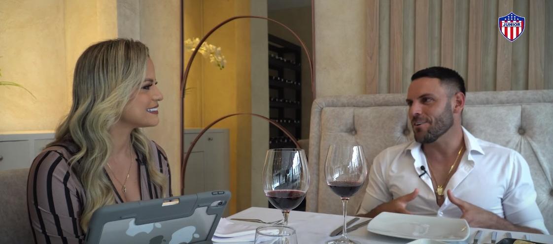 Sebastián Viera en la entrevista con Sandra Escudero, para Junior Play.