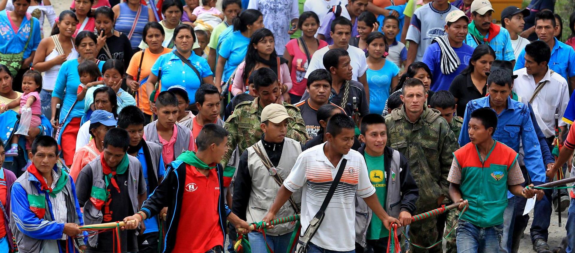 Fotografía de archivo tomada en marzo de 2013, en la que se registró a miembros de la guardia indígena al custodiar a tres soldados en Caldono, Cauca