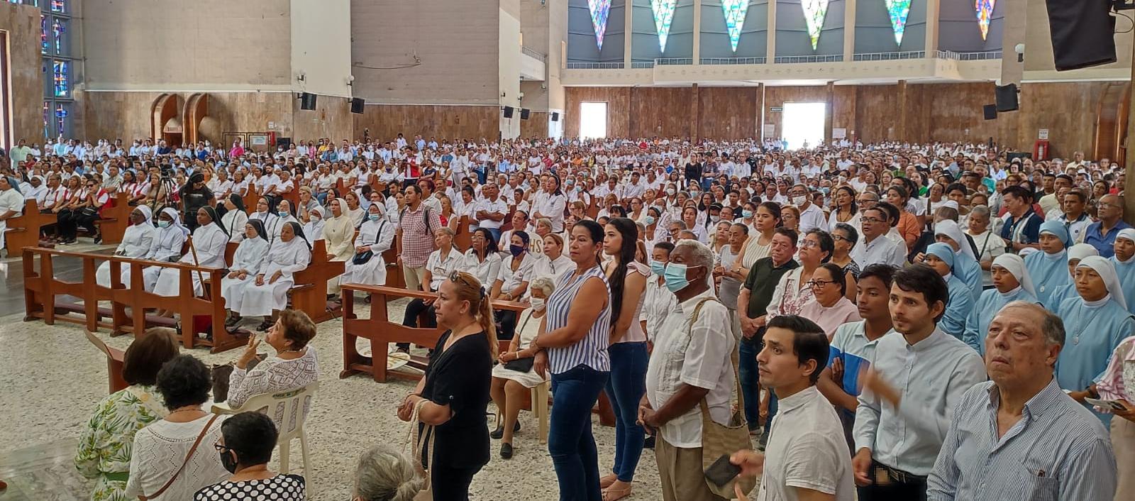 Feligresía en la Catedral María Reina de Barranquilla durante la celebración de una ceremonia de Semana Santa.