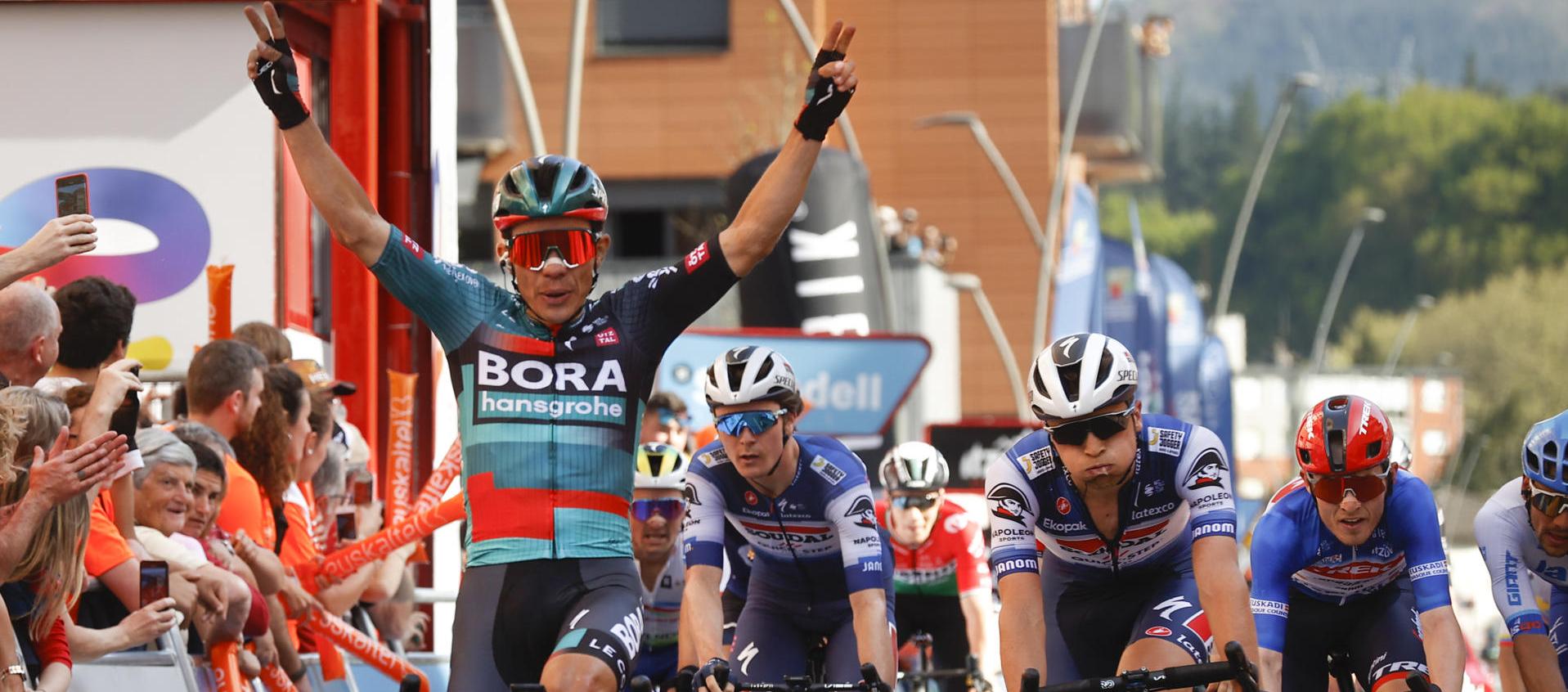 El ciclista colombiano del equipo Bora Sergio Higuita cruza la línea de meta como vencedor de la quinta etapa.