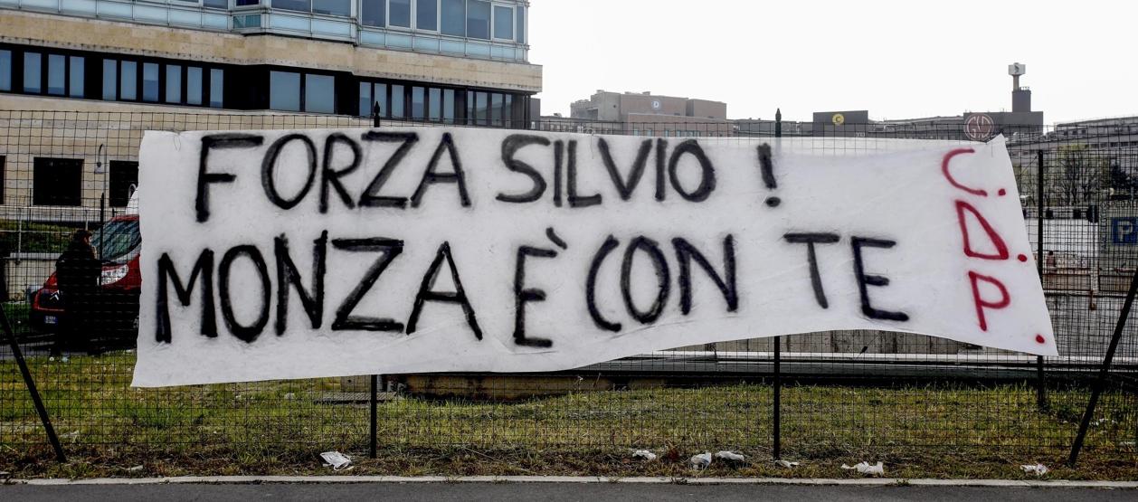 Aficionados del Monza, cuyo dueño es Berlusconi, colocaron esta pancarta afuera del hospital.
