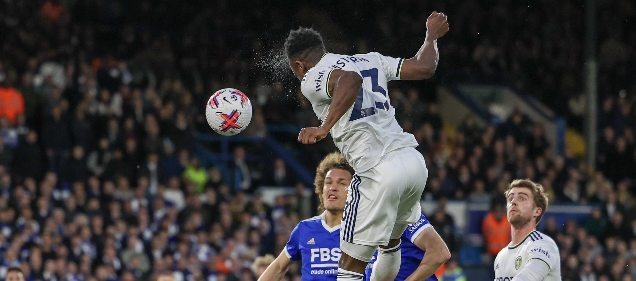 El cabezazo con el cual Luis Sinisterra abrió el marcador para Leeds United.