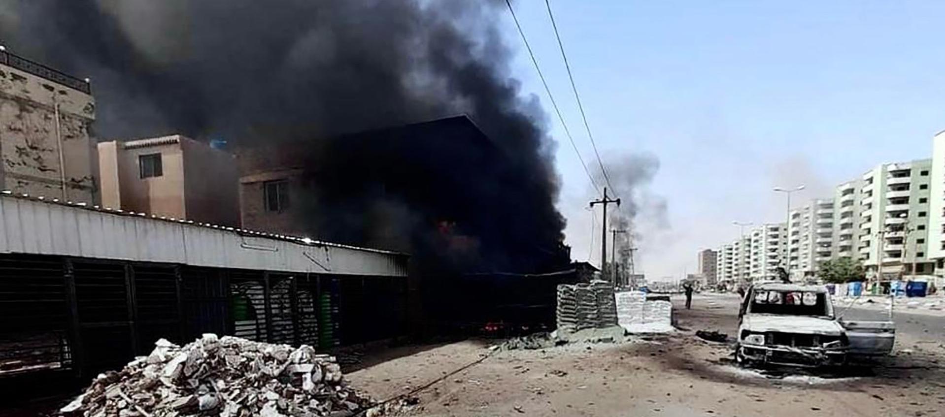 Imagen facilitada por la embajada de Indonesia en Sudán de un lugar escenario de combates en Jartúm, la capital