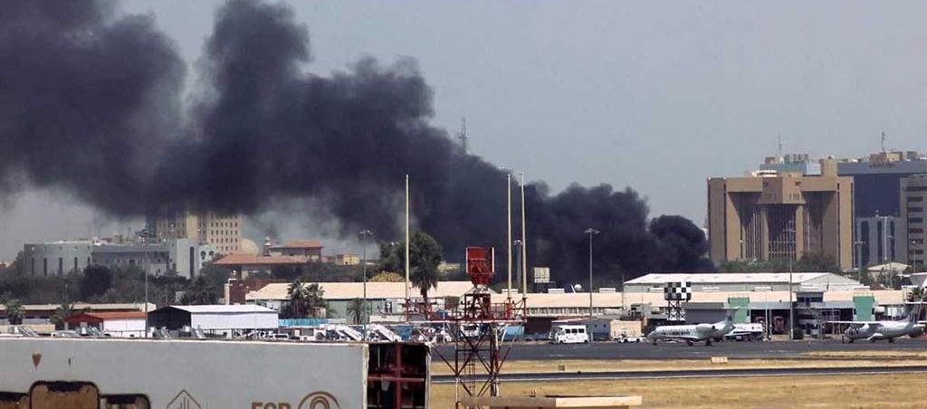 Los combates entre el Ejército sudanés y el poderoso grupo paramilitar Fuerzas de Apoyo Rápido comenzaron hace 3 días