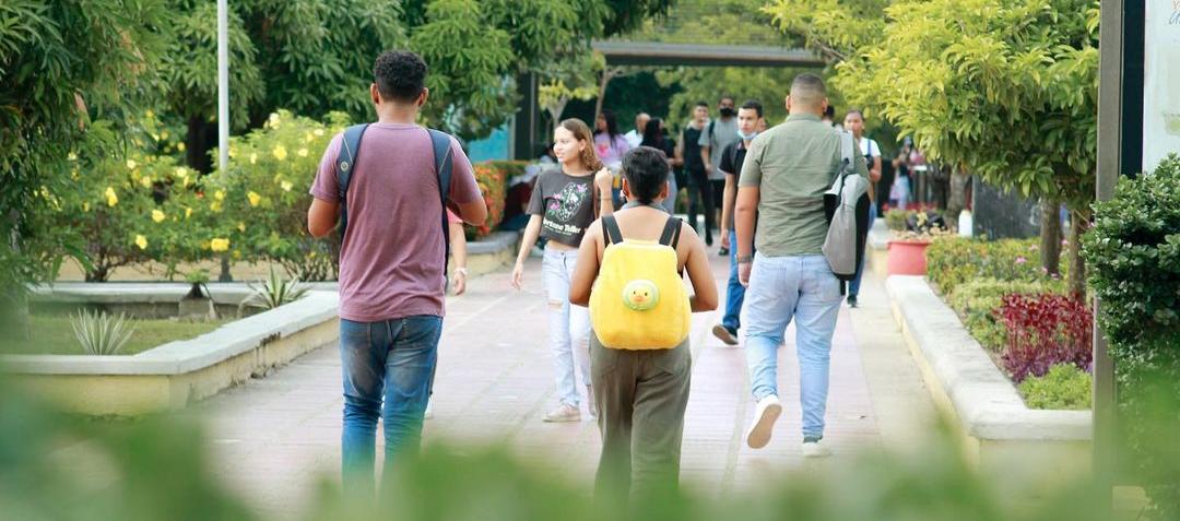 Estudiantes caminan por la sede de Uniatlántico en la carrera 46