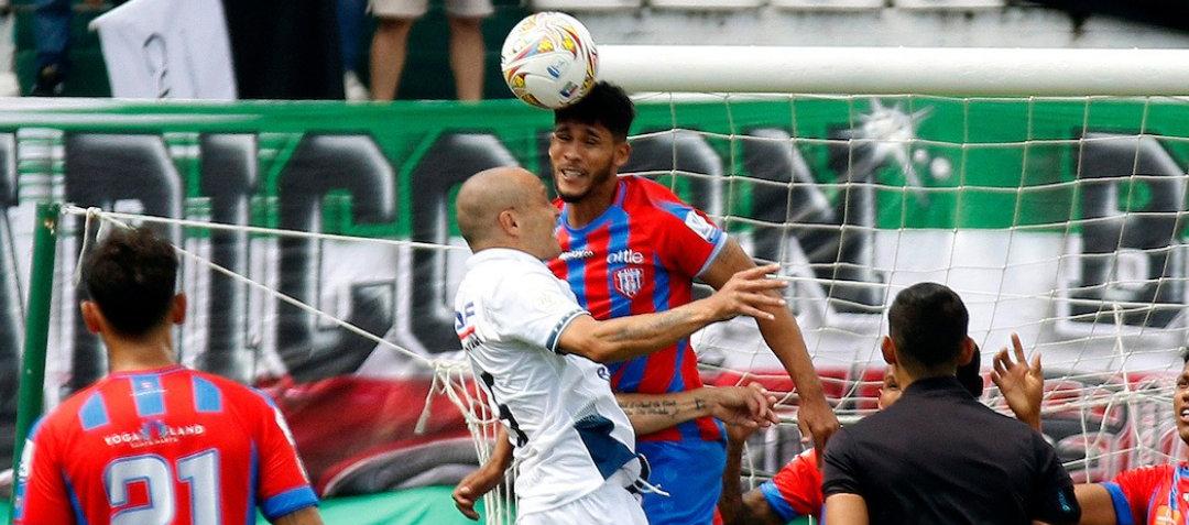 Jairo Palomino despeja de cabeza ante el asedio del 'Pecoso' Correa. 