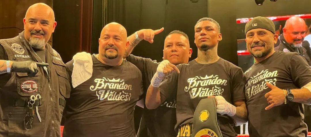 Brandon Valdés con su equipo tras su victoria sobre Ángel Contreras.