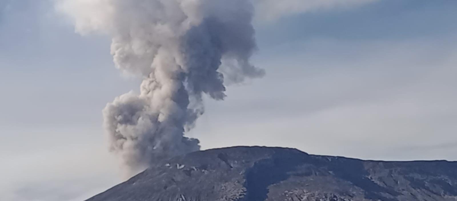 La ceniza expulsada este martes por el volcán Nevado del Ruiz