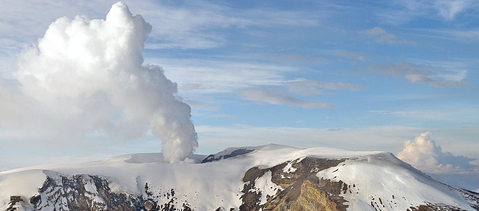 Volcán Nevado del Ruiz se mantiene en alerta naranja