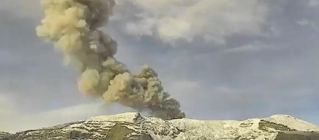 La emisión de cenizas detectada en el volcán Nevado del Ruiz este martes