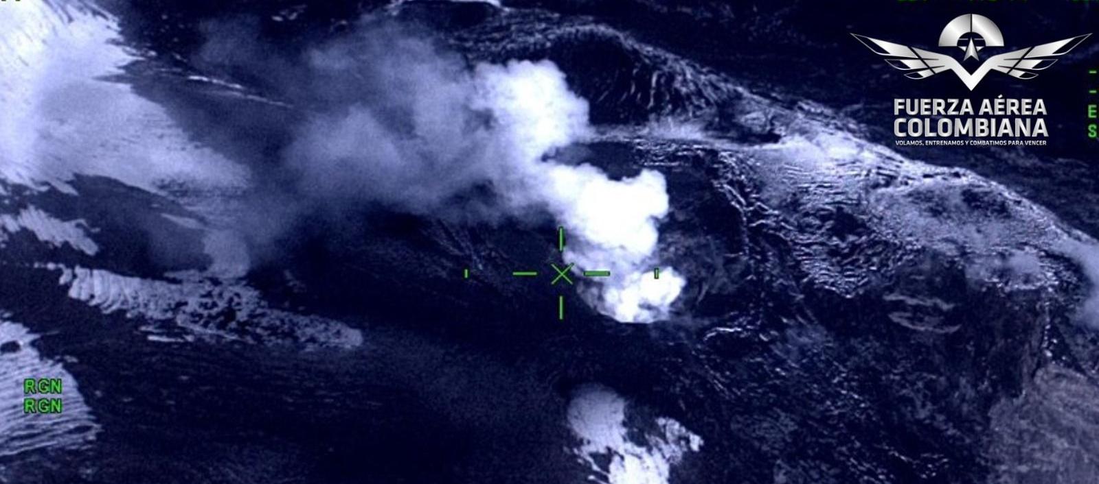 Foto del volcán captada el jueves por la Fuerza Aérea Colombiana