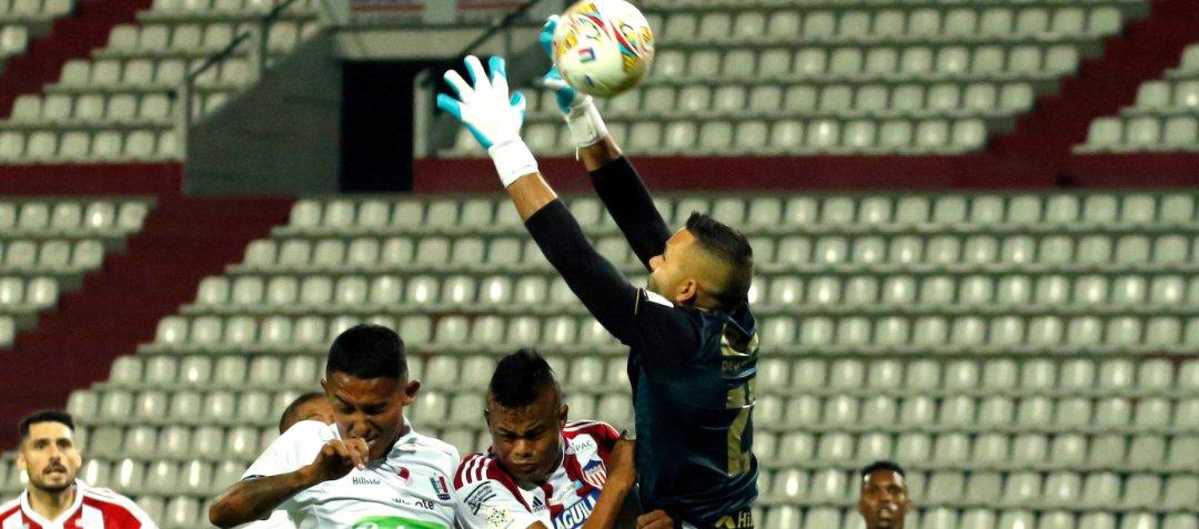 Éder Chaux sale a cortar un centro ante el asedio del 'Chino' Sandoval. 