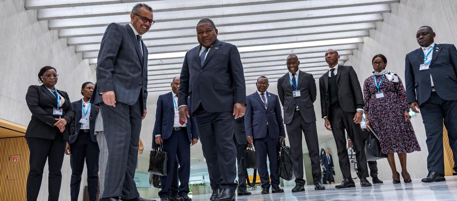 El director de la OMS, Tedros Adhanom Ghebreyesus, saluda a Filipe Jacinto Nyusi, de Mozambique, en el inicio de la Asamblea Anual en Ginebra.