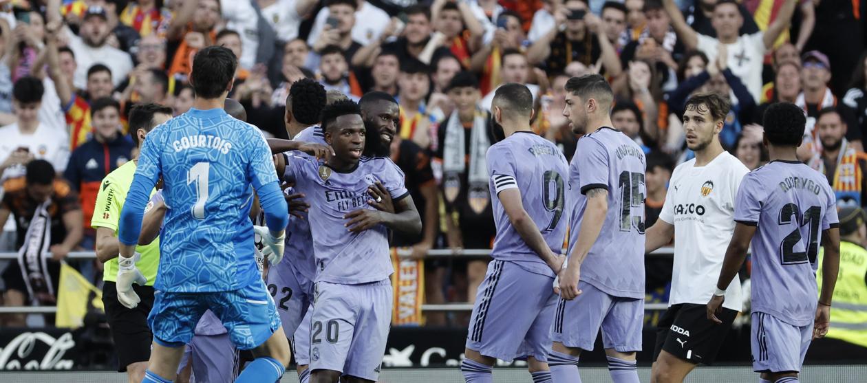 Vinicius es controlado por sus compañeros tras recibir racistas desde la tribuna. 