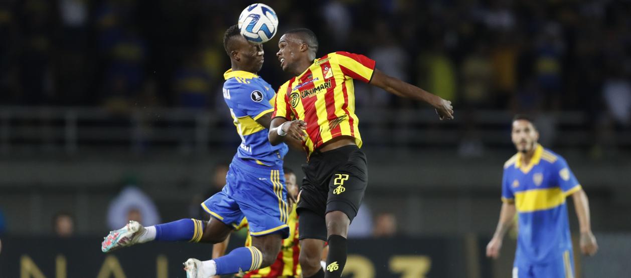 Jimer Fory, del Pereira, disputa un balón con Luis Advíncula, de Boca Juniors.
