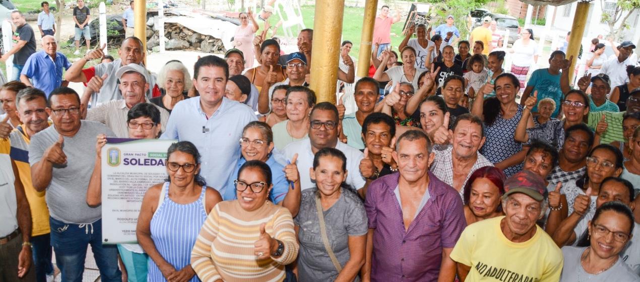 El alcalde de Soledad, Rodolfo Ucrós con los habitantes de Villa Zambrano. 
