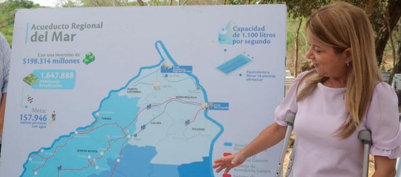 La Gobernadora Elsa Noguera muestra la cobertura que tendrá el Acueducto Regional del Norte.