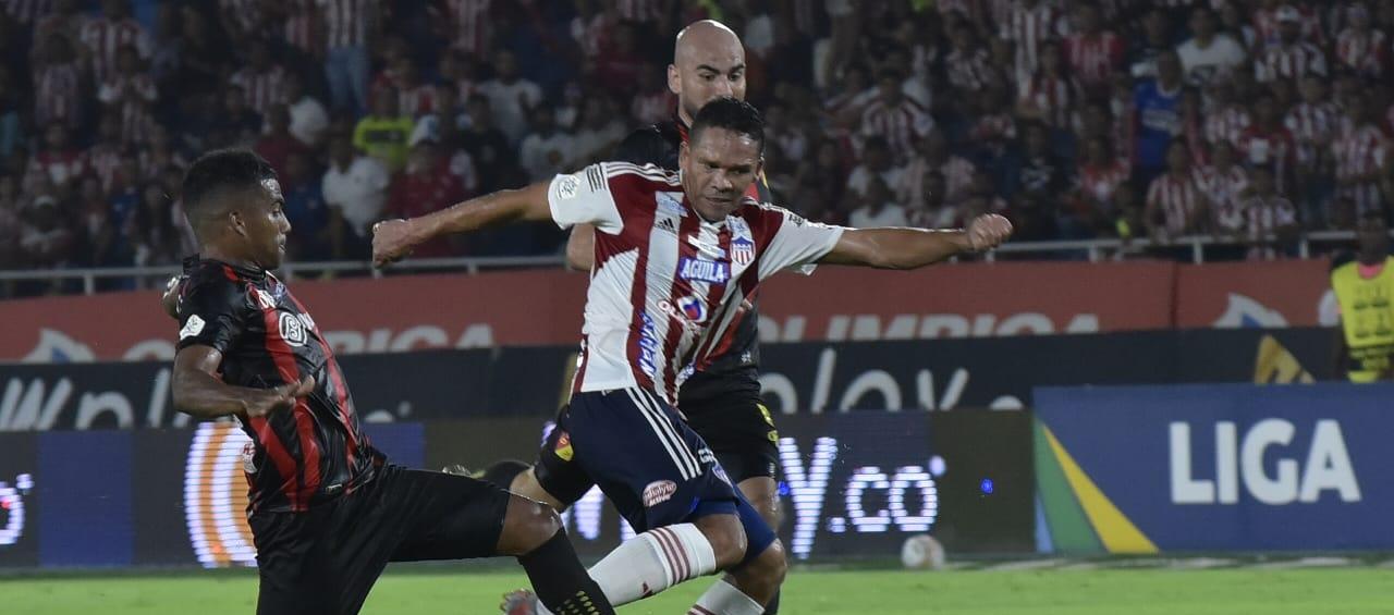 Carlos Bacca no pudo contra la defensa pereirana.