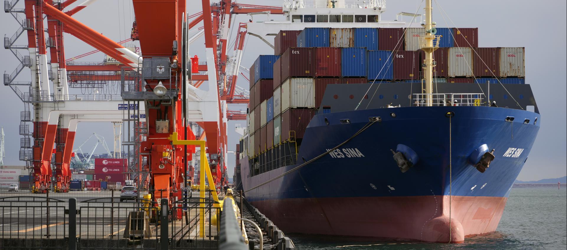 Un buque portacontenedores cargado sale de un puerto en Tokio, Japón